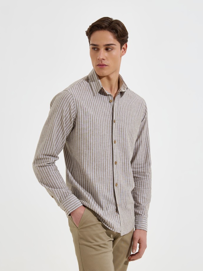 Camisa �s riscas com linho