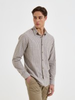 Camisa �s riscas com linho