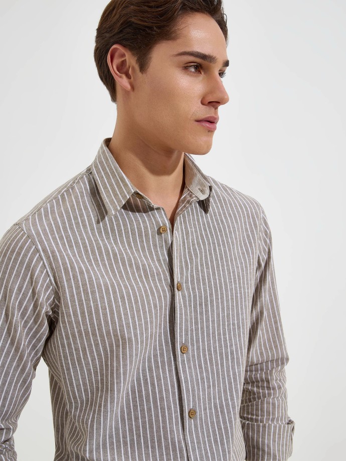 Camisa �s riscas com linho