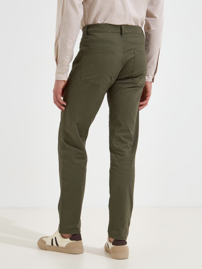 Cal�as slim fit com 5 bolsos