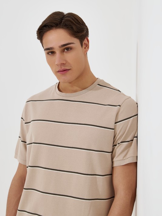 T-shirt �s riscas em algod�o
