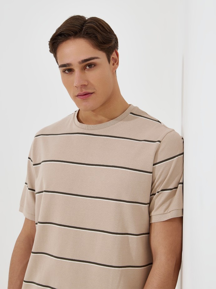 T-shirt �s riscas em algod�o