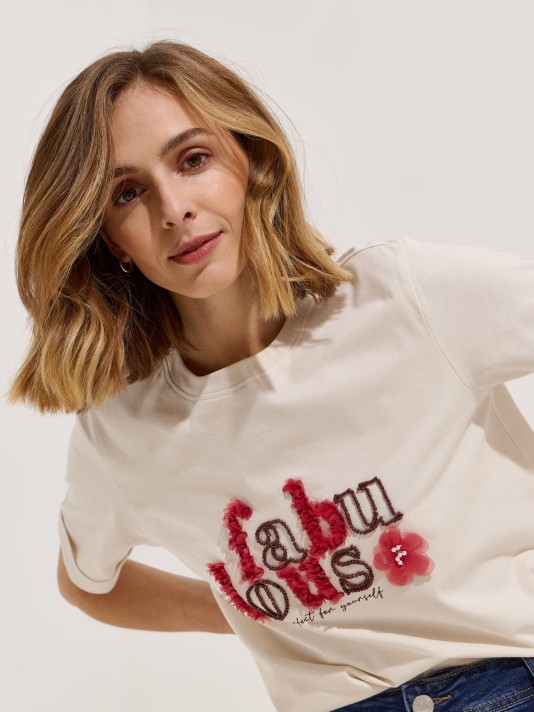 T-shirt com estampado e aplica��es