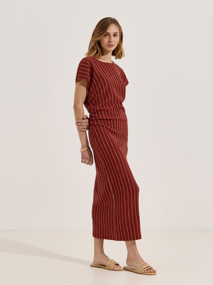 Vestido midi �s riscas
