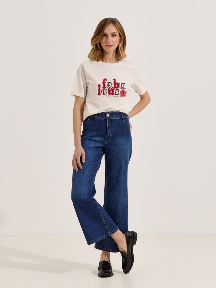 T-shirt com estampado e aplica��es