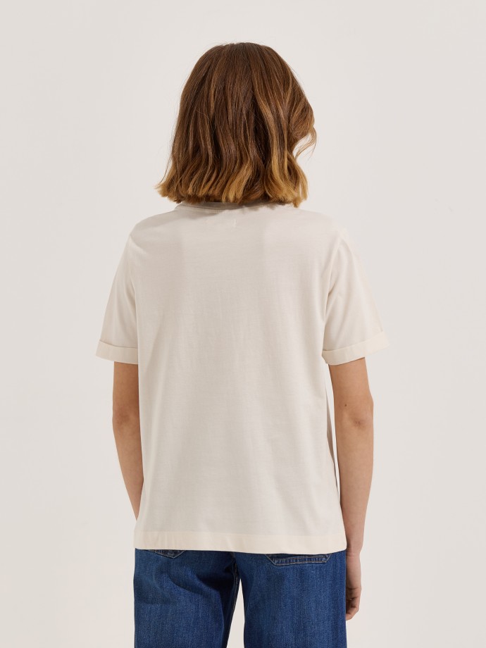 T-shirt com estampado e aplica��es