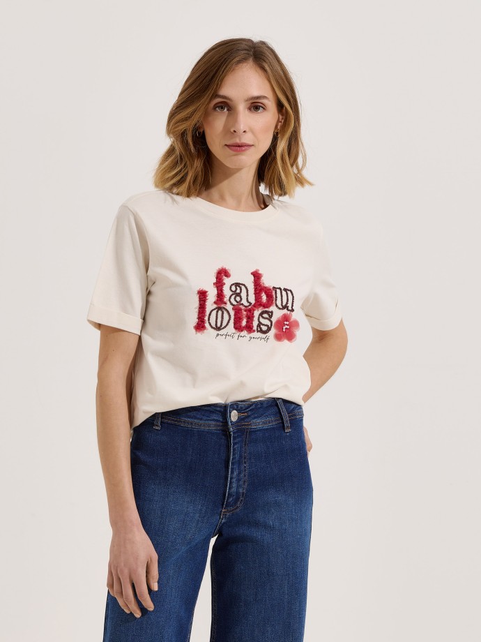 T-shirt com estampado e aplica��es