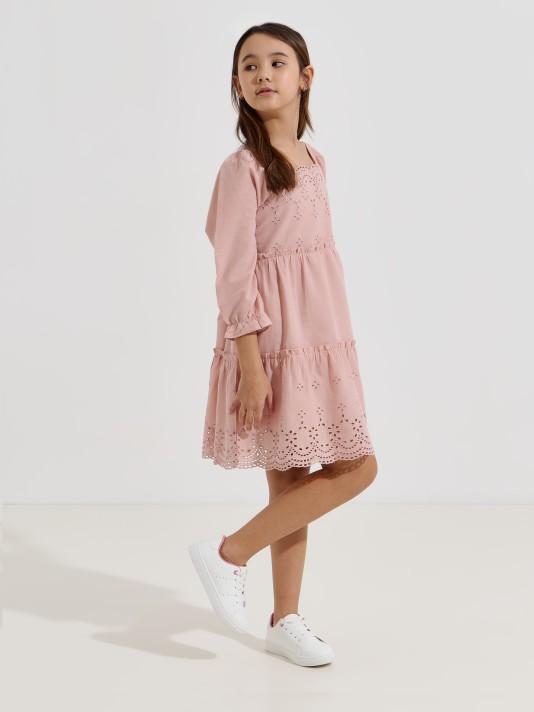 Vestido em bordado inglês com folhos Vestido em bordado inglês com folhos