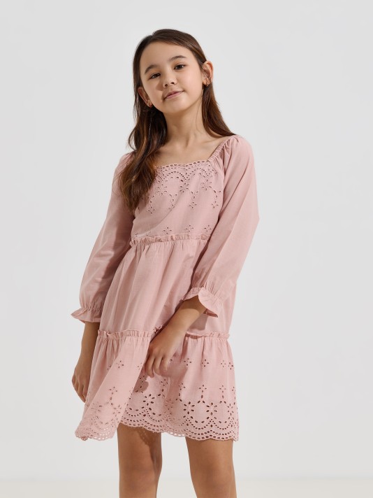 Vestido em bordado ingl�s com folhos