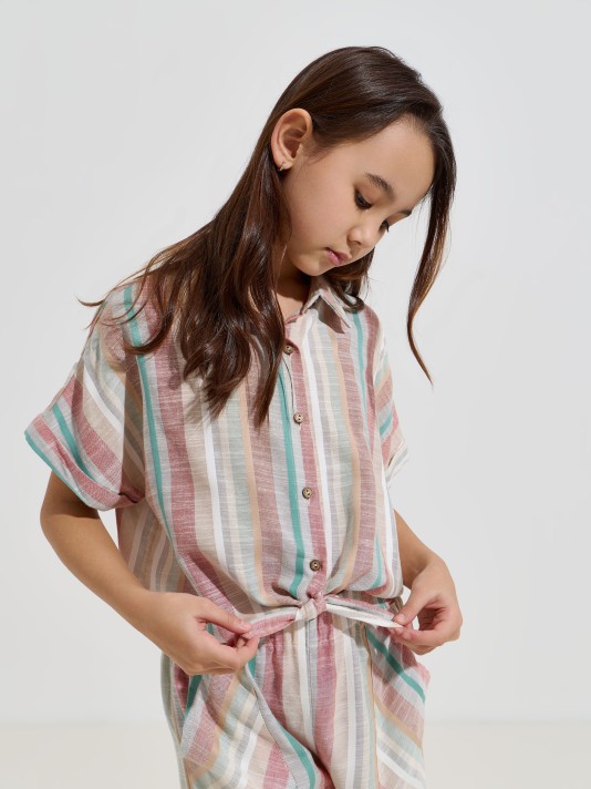 Camisa �s riscas com n�