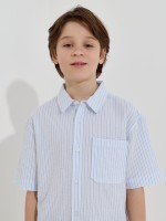 Camisa �s riscas de manga curta