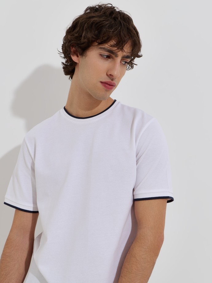 T-shirt b�sica em malha piquet