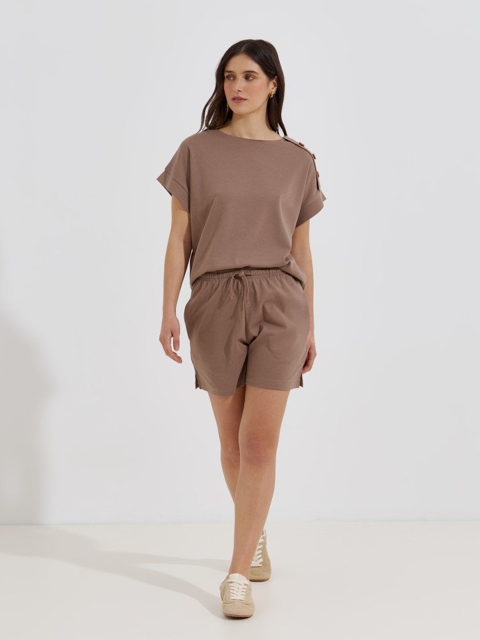 T-shirt com bot�es em felpa