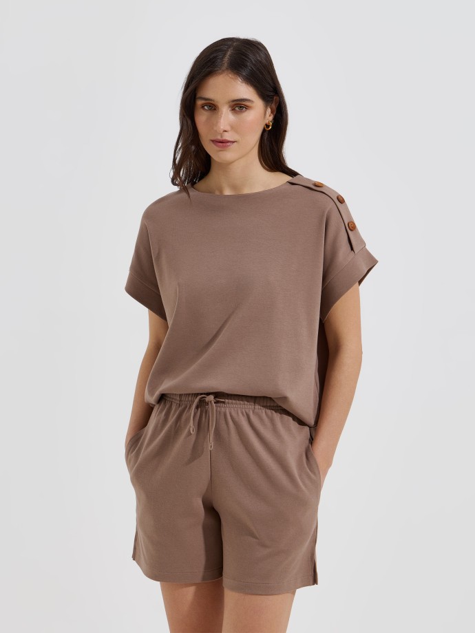 T-shirt com bot�es em felpa