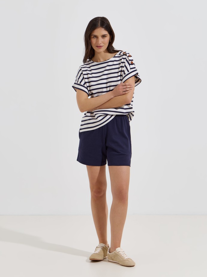 T-shirt com bot�es em felpa