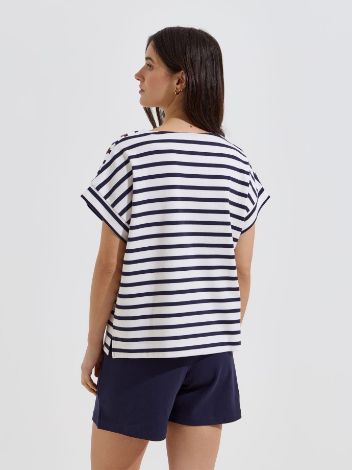T-shirt com bot�es em felpa