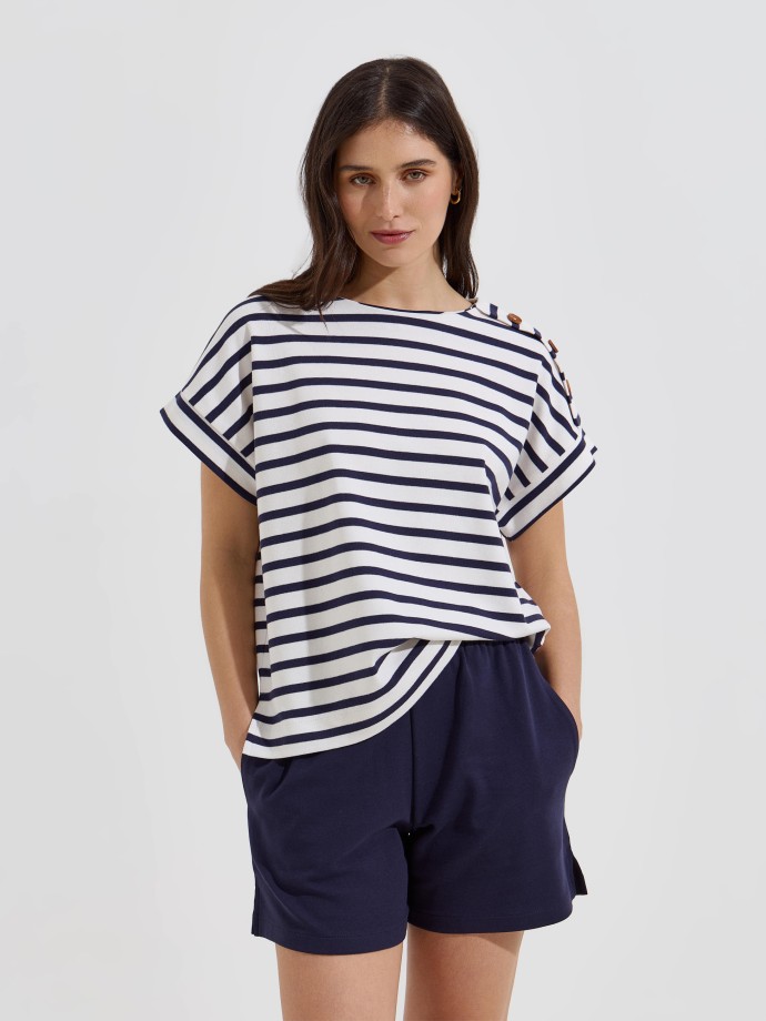 T-shirt com bot�es em felpa