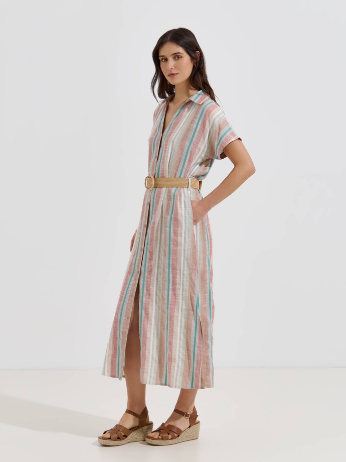 Vestido camiseiro �s riscas com cinto