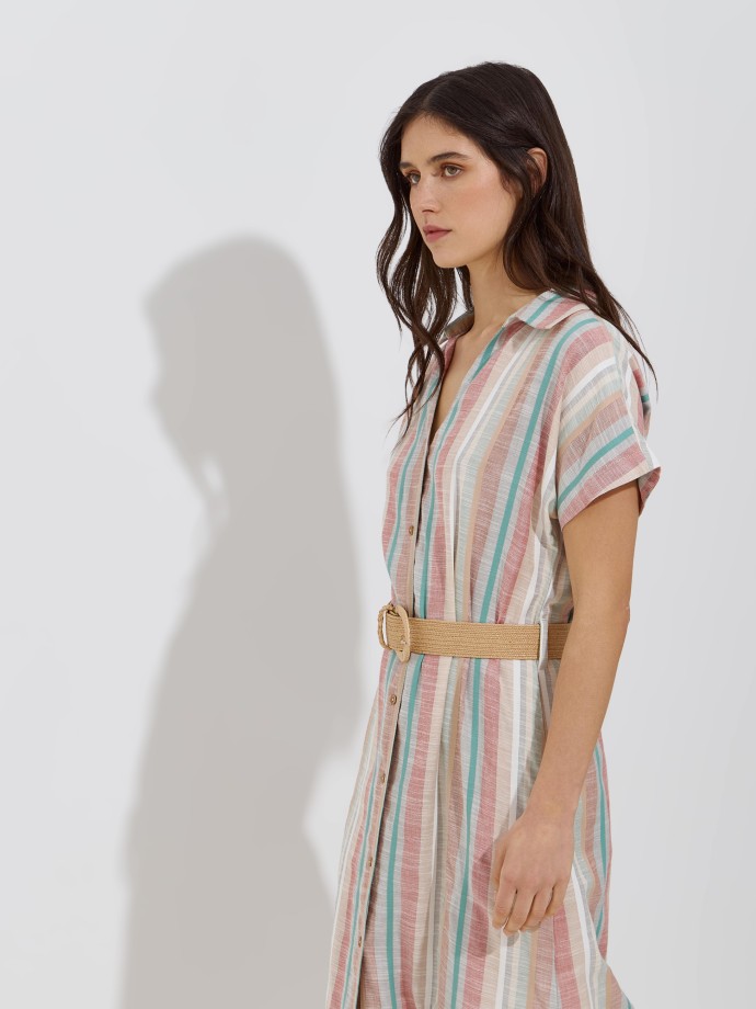 Vestido camiseiro �s riscas com cinto