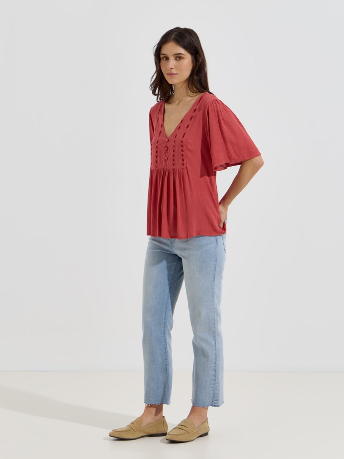 Blusa flu�da com bot�es decorativos