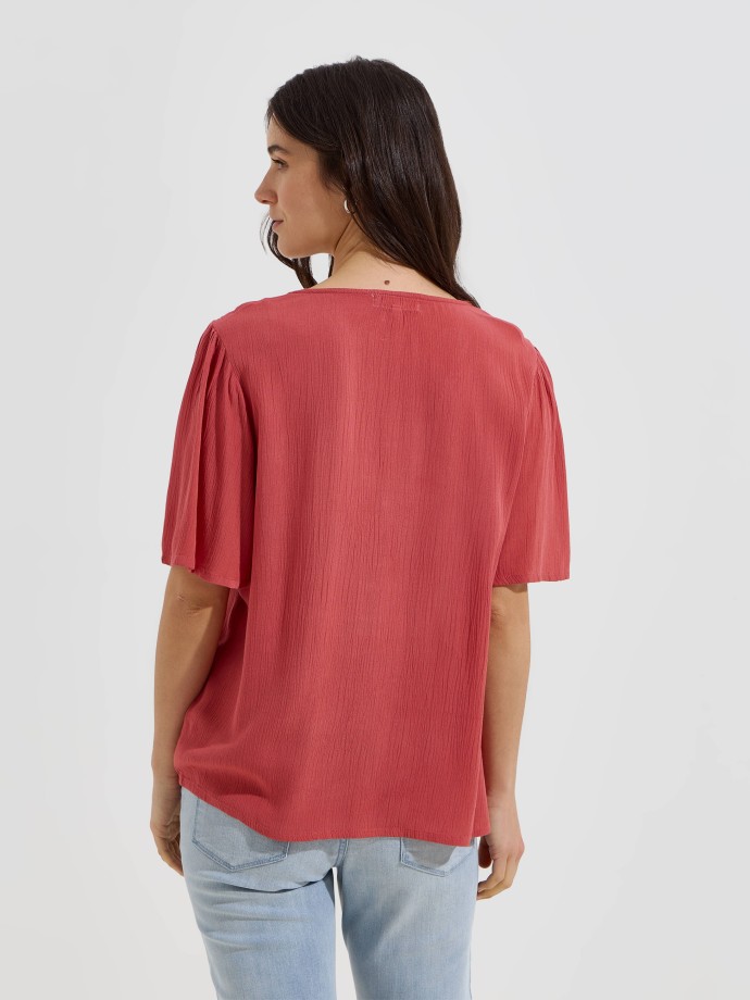 Blusa flu�da com bot�es decorativos