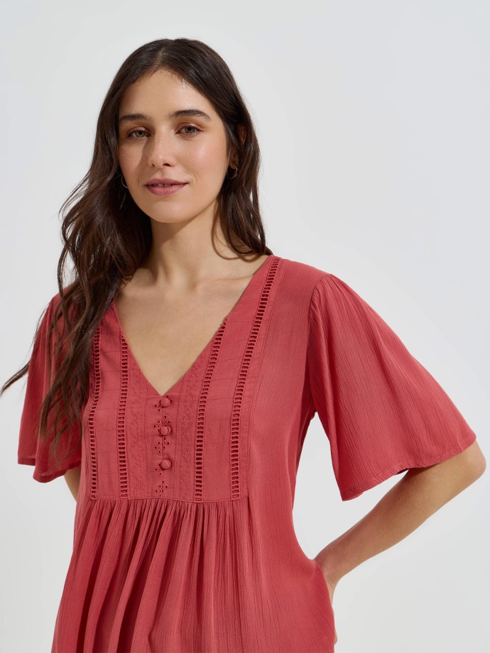 Blusa flu�da com bot�es decorativos
