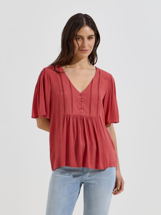 Blusa flu�da com bot�es decorativos