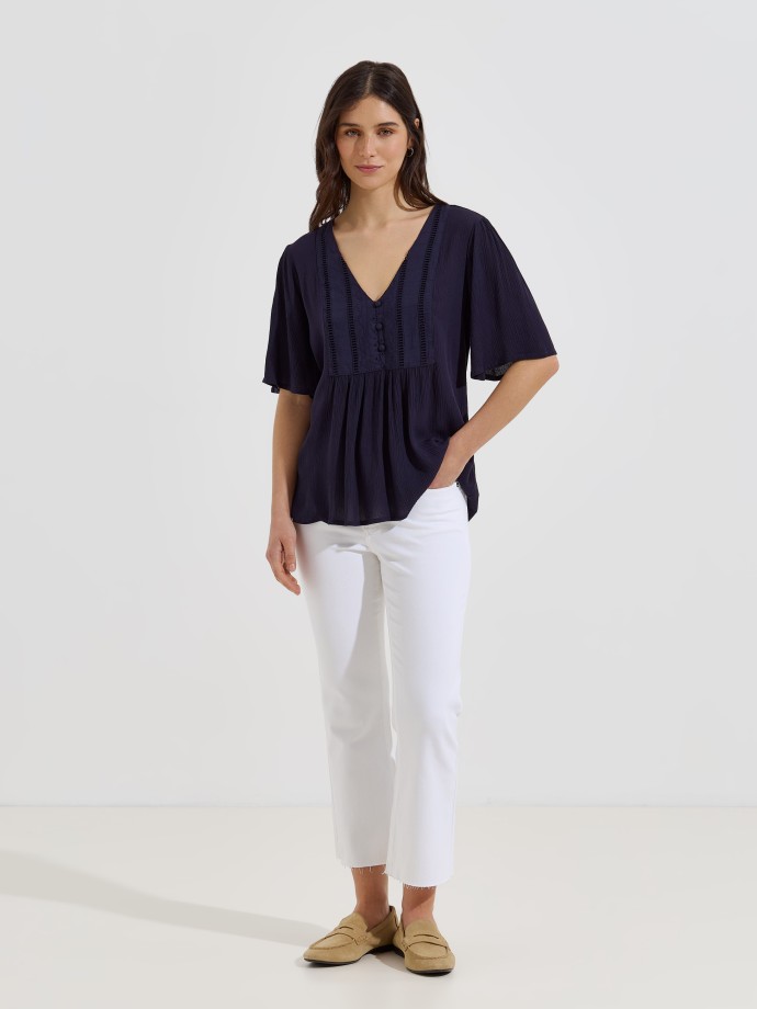 Blusa flu�da com bot�es decorativos