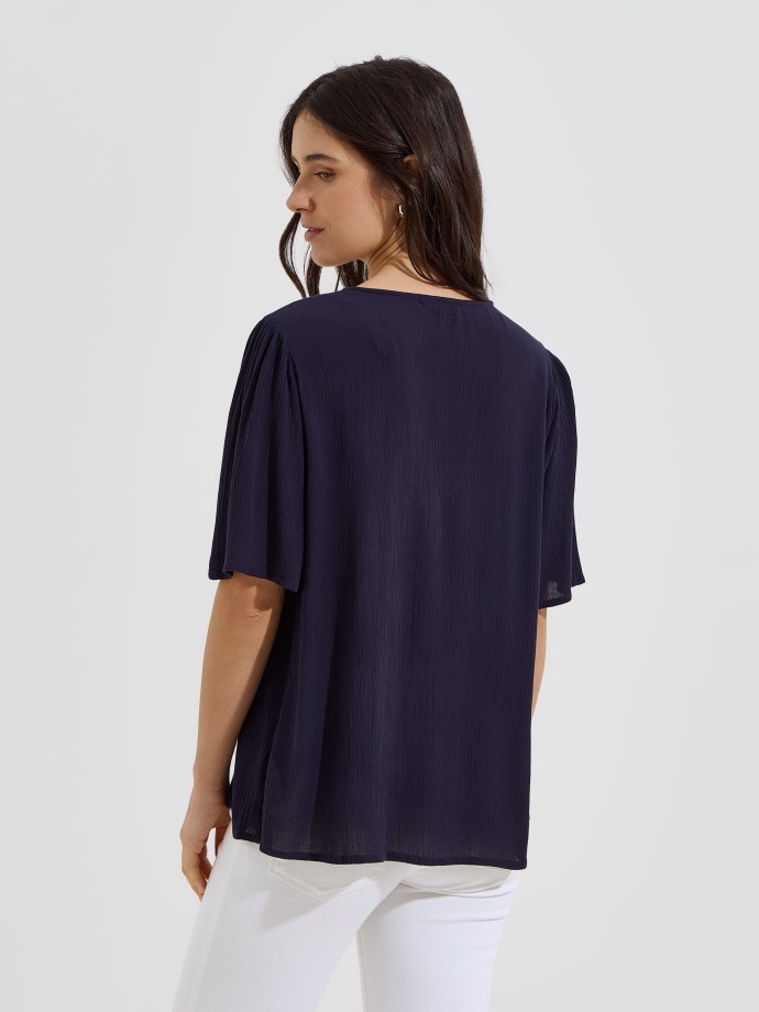 Blusa flu�da com bot�es decorativos