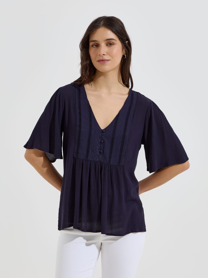 Blusa flu�da com bot�es decorativos