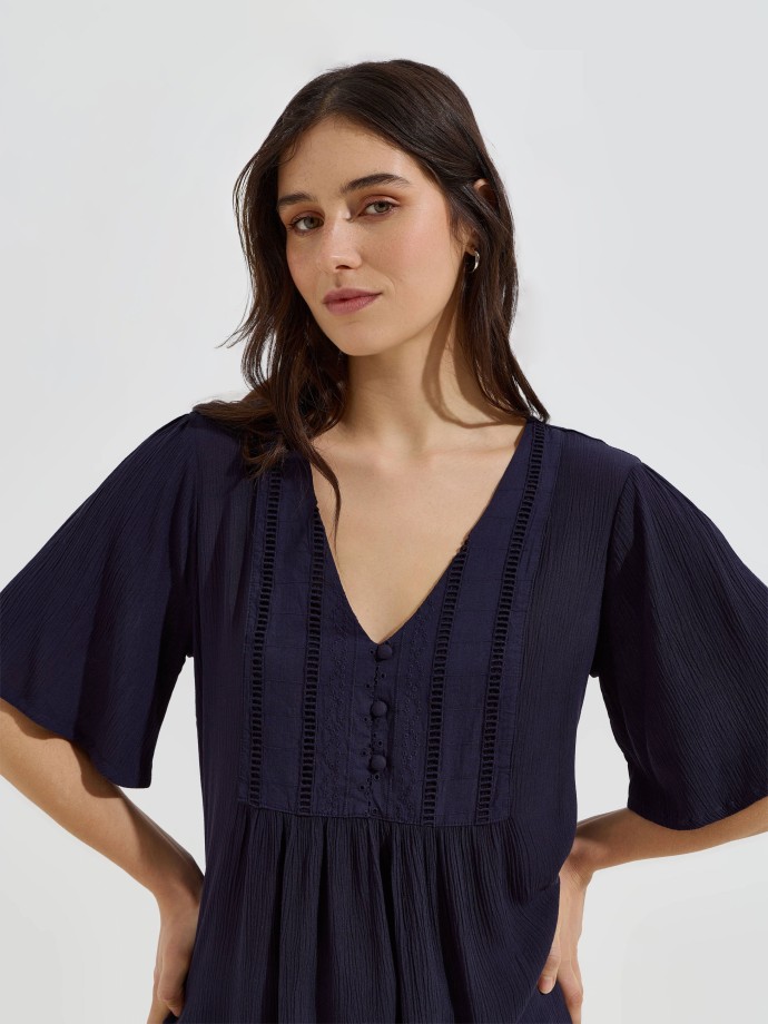 Blusa flu�da com bot�es decorativos