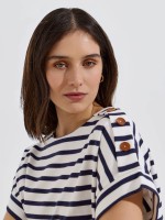 T-shirt com bot�es em felpa