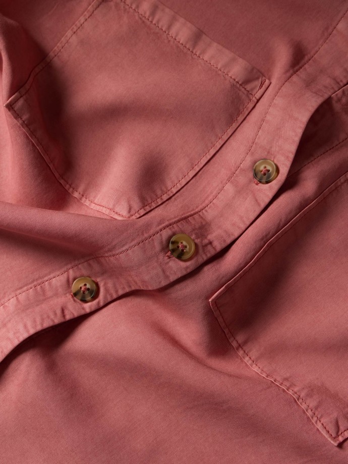 Camisa com bolsos e mangas ajust�veis