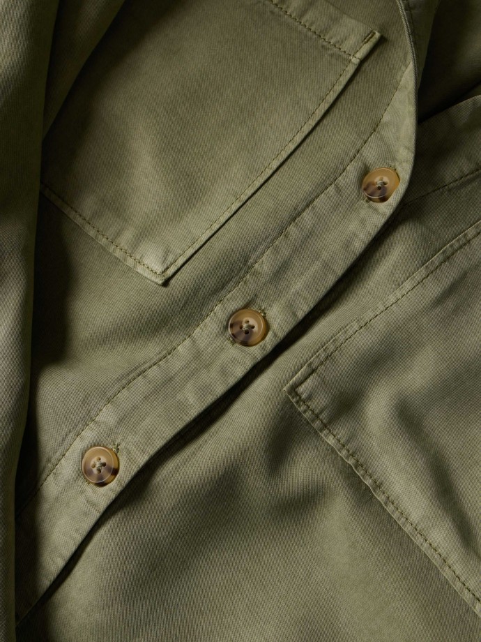 Camisa com bolsos e mangas ajust�veis