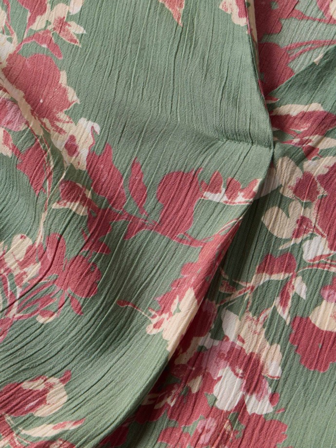 Blusa floral com decote em V