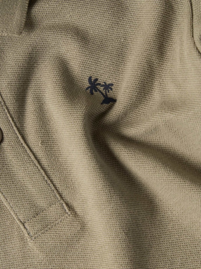 Polo em malha piquet com estampado