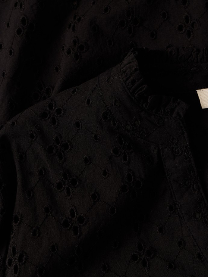 Blusa em bordado ingl�s