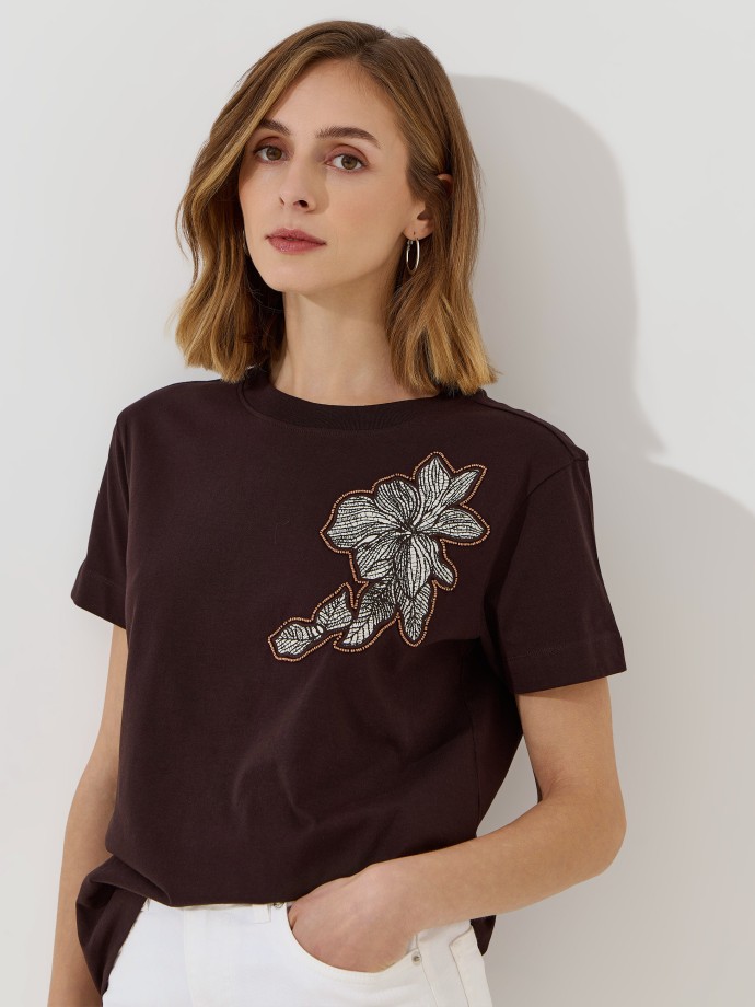 T-shirt estampada com missangas