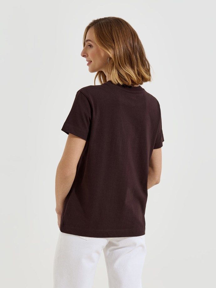 T-shirt estampada com missangas