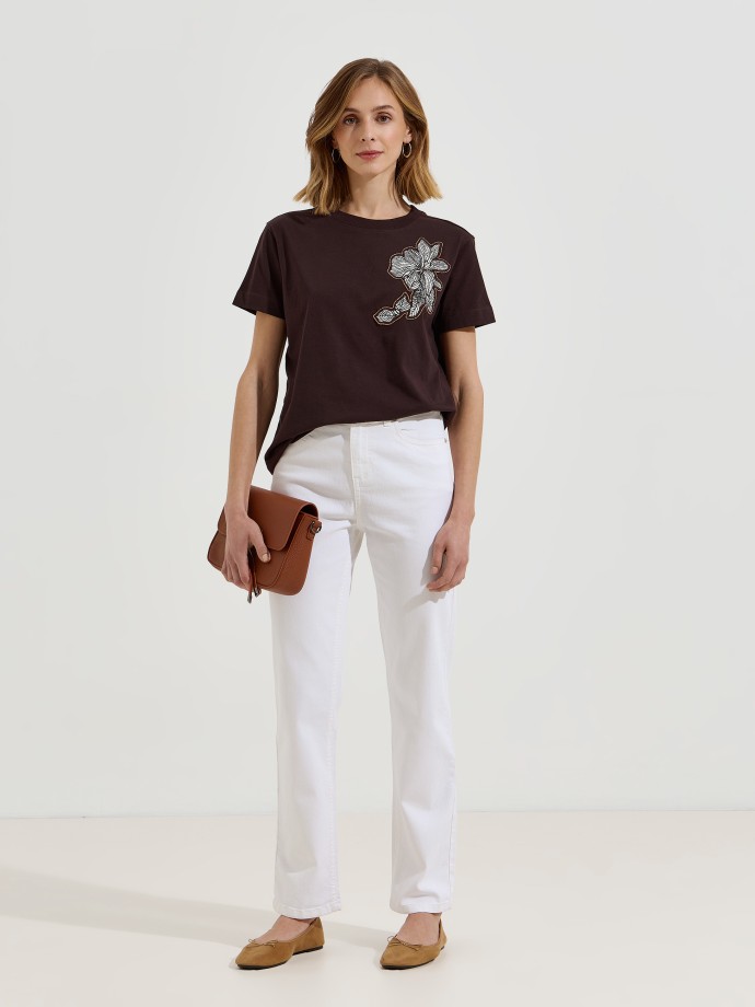 T-shirt estampada com missangas