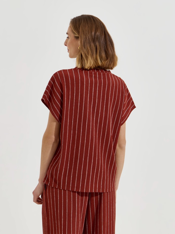 T-shirt �s riscas com bot�es no ombro
