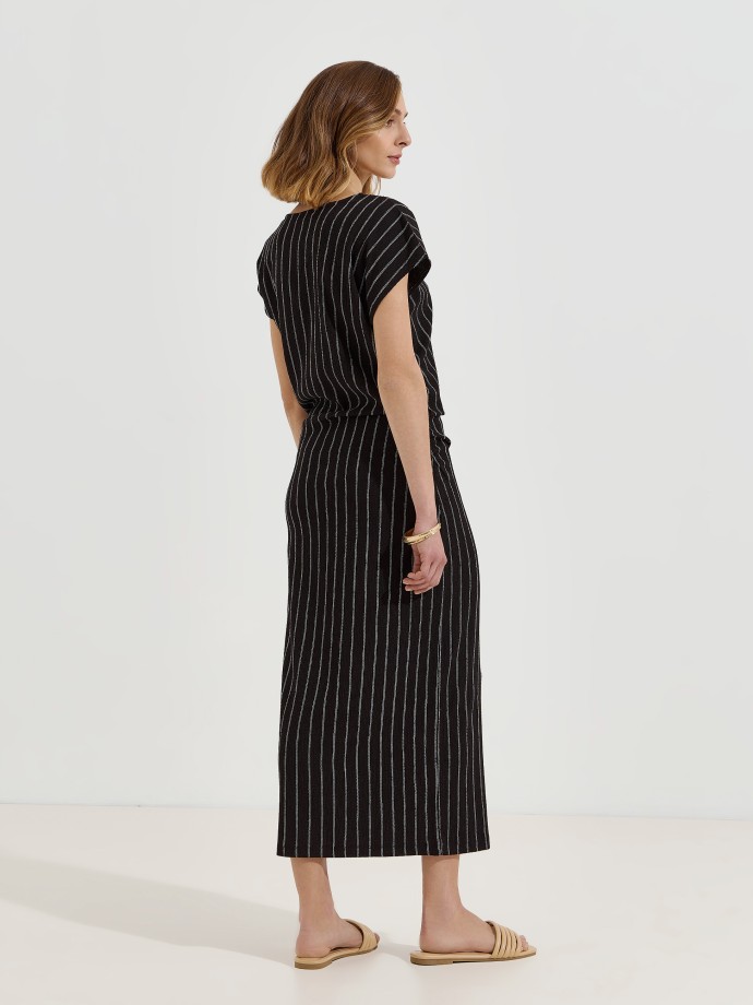 Vestido midi �s riscas