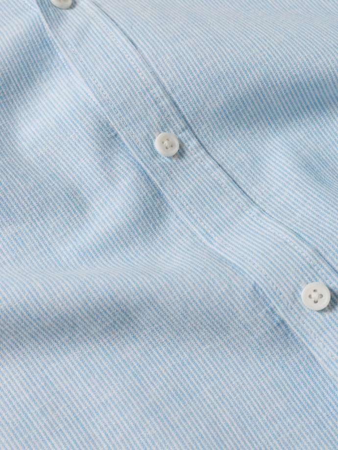Camisa �s riscas com linho