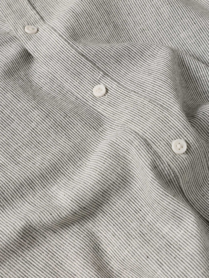 Camisa �s riscas com linho