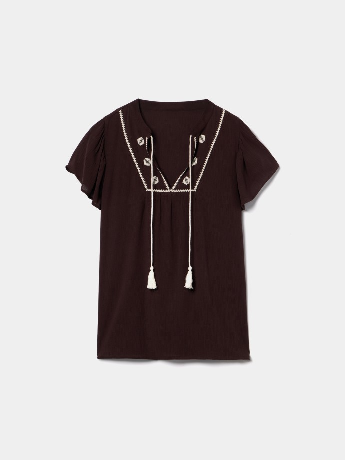 Blusa bordada com folhos