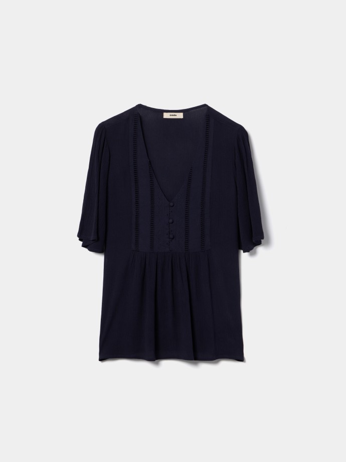 Blusa flu�da com bot�es decorativos