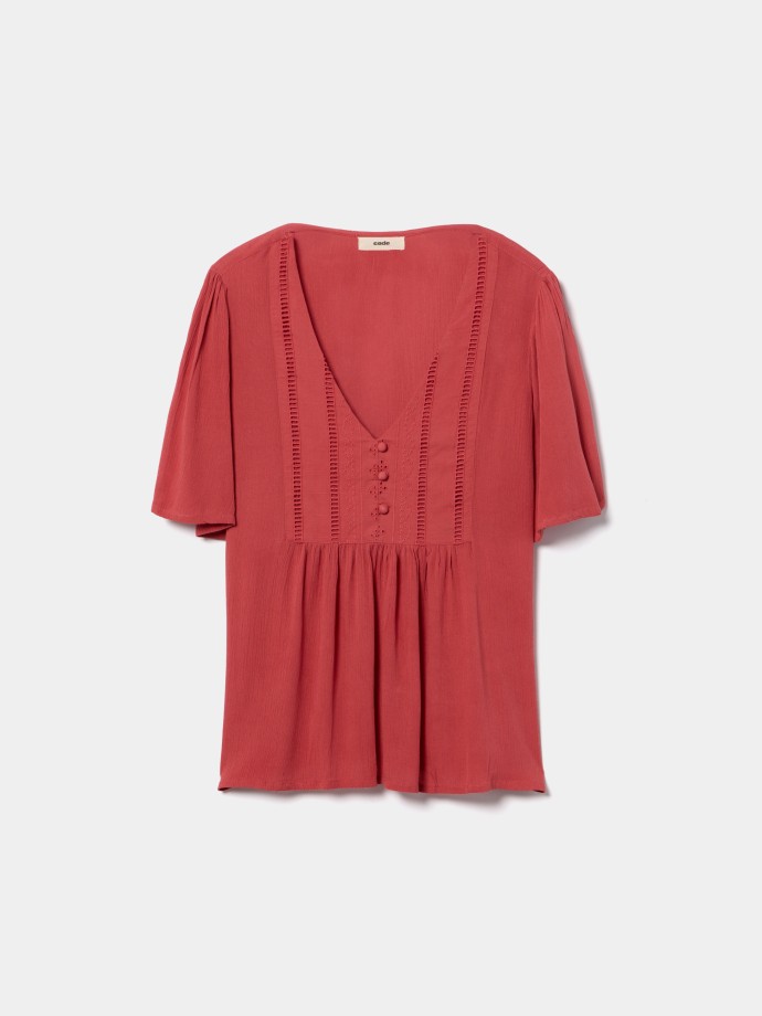 Blusa flu�da com bot�es decorativos