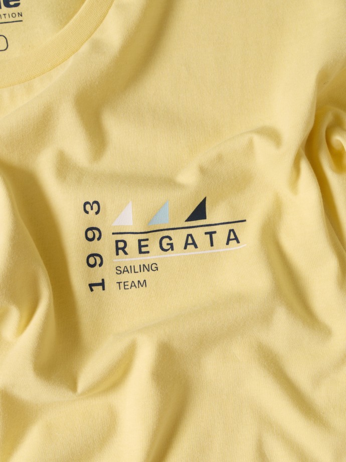 T-shirt com estampado no peito T-shirt com estampado no peito