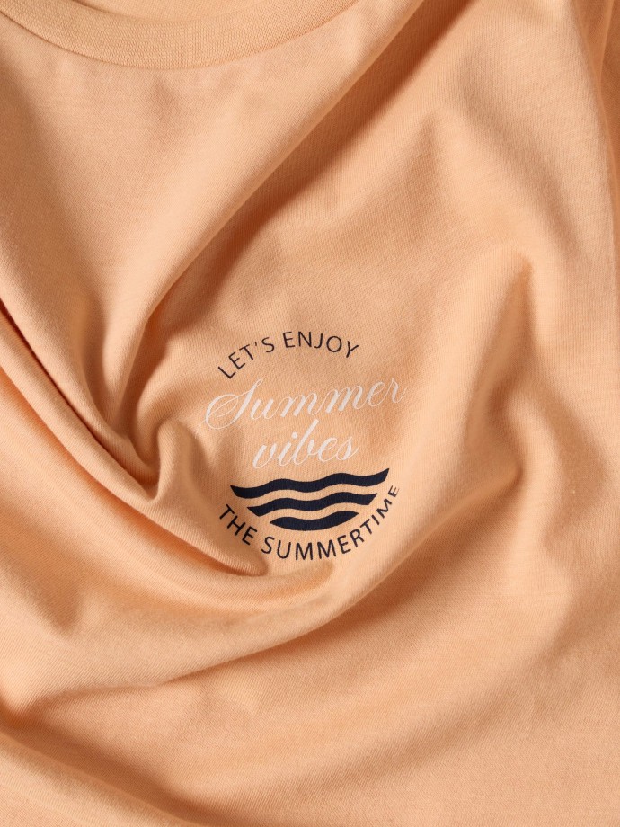 T-shirt com estampado no peito