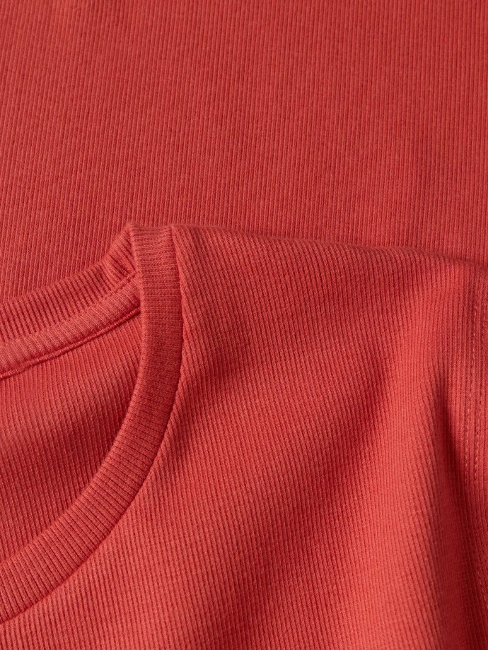Vestido midi canelado com abertura